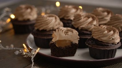 Шоколадные капкейки на Новый год: рецепт десерта от судьи "Мастер Шеф" (видео)