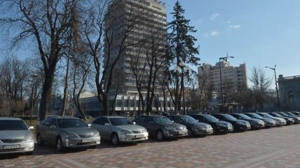 25 автомобілів медичним закладам Києва від народних депутатів