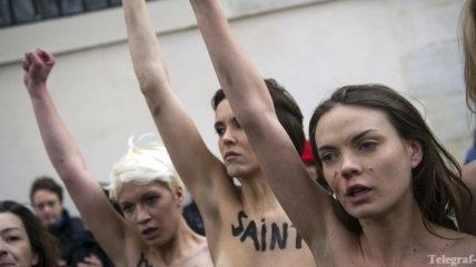 Активисток Femen избили в Париже во время манифестации