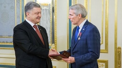 Порошенко наградил орденом сенатора США Портмана