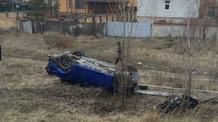 В Киеве Lexus влетел в остановку: погиб мужчина