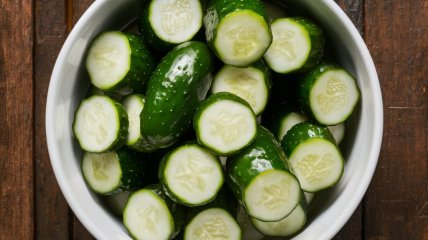 Ці огірки стануть чудовим варіантом закуски (зображення створено за допомогою ШІ)