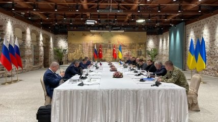 Українська та російська делегації на переговорах