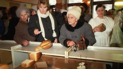 Возмущенная покупательница в хлебном магазине