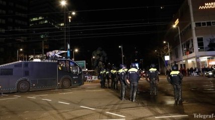Полиция Роттердама применили конную полицию, чтобы прекратить митинг