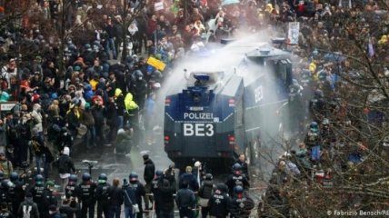 Полиция водометами разгоняет протестующих против карантина в Берлине: появилось видео