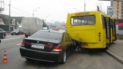 В Киеве автомобиль врезался в маршрутку: есть пострадавшие