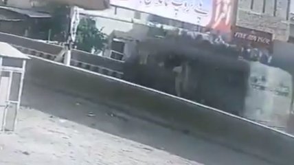 В Пакистане поездка на крыше автобуса завершилась гибелью для 11 детей (видео)