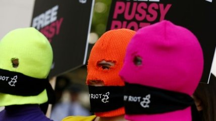 Посвященные Pussy Riot рисунки сняли с выставки из-за "опасности"