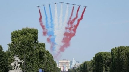На авиашоу во Франции пилоты перепутали цвета государственного флага (Видео)