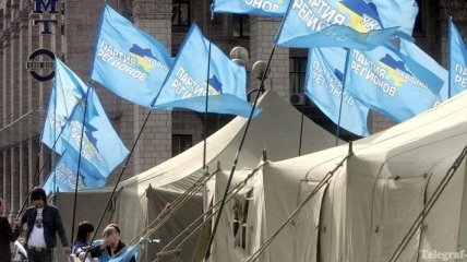 В Черкассах сожгли флаг Партии регионов