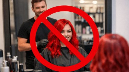 Девушка в кресле парикмахера