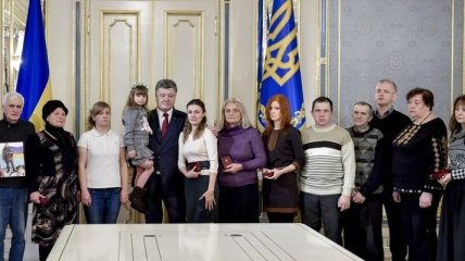 Порошенко наградил "киборгов", погибших во время обороны Донецкого аэропорта