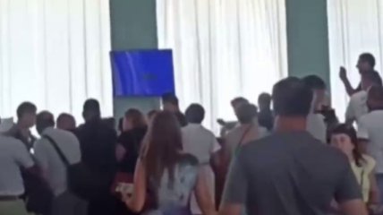 Дрались даже женщины: в горсовета под Харьковом депутаты устроили потасовку из-за вопроса школ (видео)