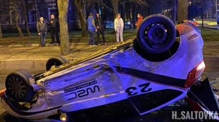 Авто перевернулось вверх колесами после тройного ДТП в Харькове: видео момента и фото