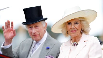 Чарльз III и Камилла появились на королевской конной гонке