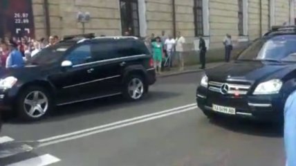 Кортеж Януковича стал причиной аварийной ситуации на дороге (Видео)