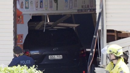 В Австралии авто влетело в здание школы, есть погибшие