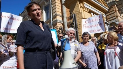Савченко обещает матерям пленных организовать встречу с Порошенко