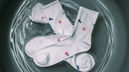 Перед пранням варто замочити шкарпетки
