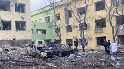 Маріуполь під постійними обстрілами та бомбардуваннями росіян