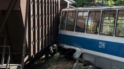 В Днепре трамвай столкнулся с пассажирским поездом 
