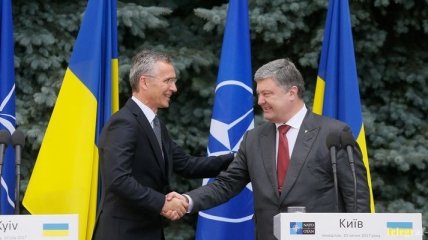Столтенберг: Президент Порошенко приглашен на саммит НАТО