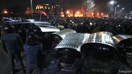 В Ереване митингующие под посольством РФ скандируют "Убирайтесь"