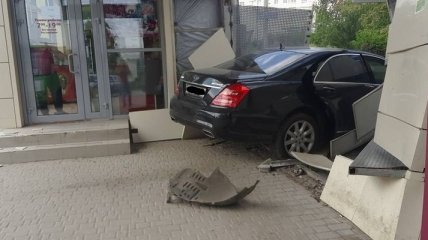 В Харькове иномарка въехала в остановку, погиб один человек