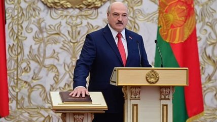 «Конституцию ломать не надо»: Лукашенко заявил о готовности передать власть