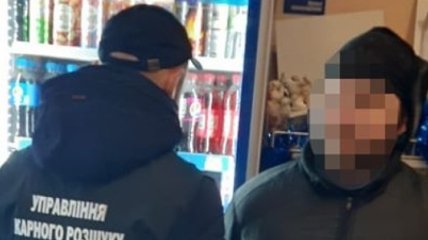 Во львовском магазине задержали вооруженного грабителя (Фото)