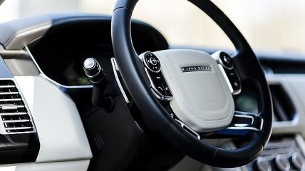 Jaguar Land Rover разрабатывает защитные перчатки 