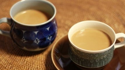 Почему вредно пить чай с молоком?