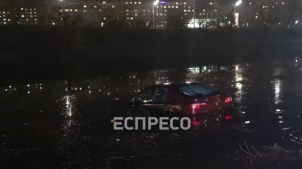 В Киеве авто вылетело с дороги прямо в Русановский канал