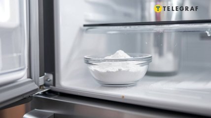 У холодильнику періодично може з'являтись неприємний запах (зображення створено за допомогою ШІ)
