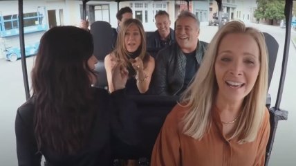 Дженнифер Энистон, Мэтт Леблан и остальные "друзья" исполнили культовую песню сериала (фото, видео)