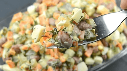 Салат с фасолью и солеными огурцами