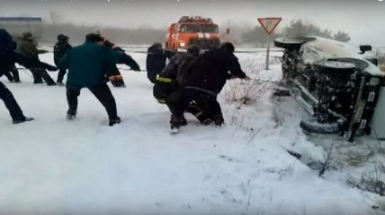 Спасатели вытащили из снежного заноса авто (Видео)