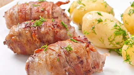 Новорічні курячі рулетики в беконі: святкове тепло на вашому столі (відео)