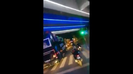 В Турции футболист выпал из автобуса (видео)