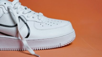 Белая обувь может быть из комбинированных материалов