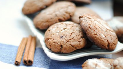 Шоколадное печенье с кофе и корицей