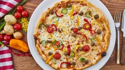 Рецепт дня: домашняя пицца с ветчиной и грибами