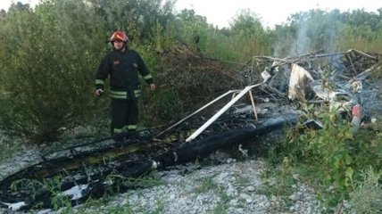 Зацепил провода ЛЭП: в Италии разбился самолет
