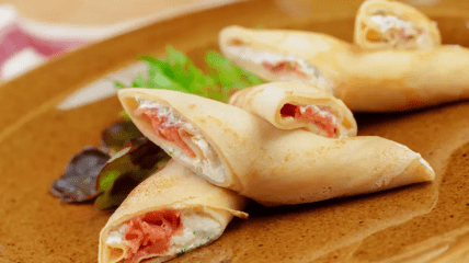 Млинець з лососем та крем-сиром