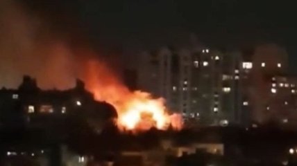 Люди прыгали из окон: в Одессе загорелась гостиница (фото, видео)