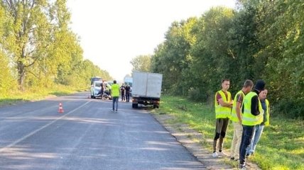 Во Львовской области грузовик сбил дорожных рабочих, один человек погиб