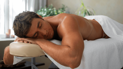 Человек на массажном столе