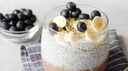 Чіа-пудинг з йогуртом і ягодами