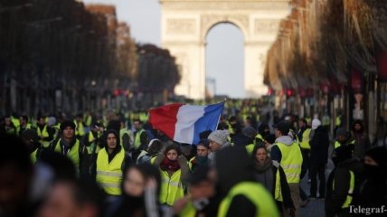 Во Франции на акцию "желтых жилетов" вышли почти 28 тысяч человек